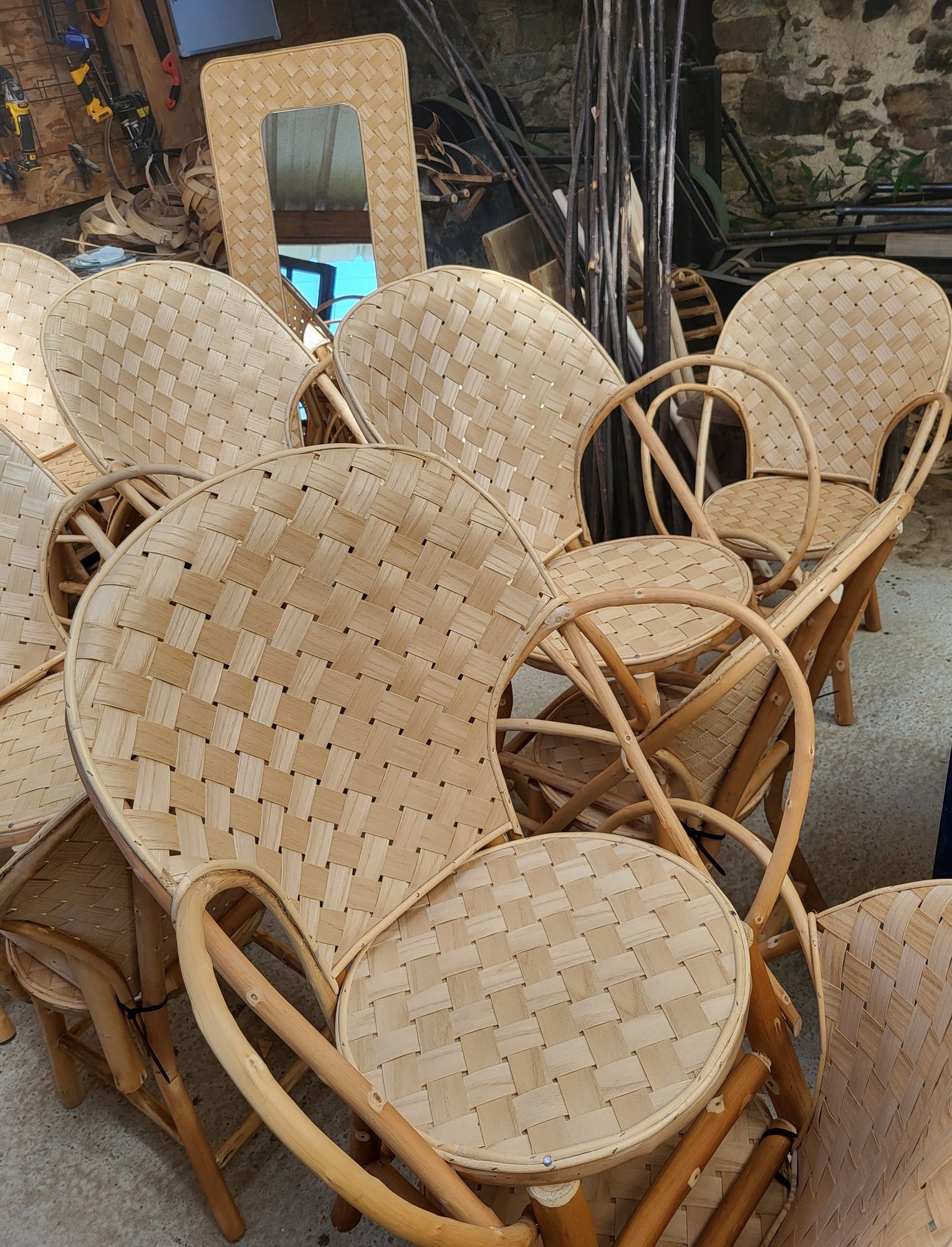 accumulation fauteuils atelier