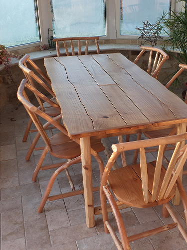 table intérieur en châtaignier