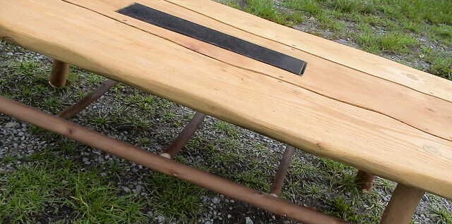 table basse eco-conçue en bois de châtaignier local massif. fait main