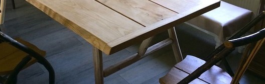 table en bois de châtaignier massif, artisanat traditionnel, fait main